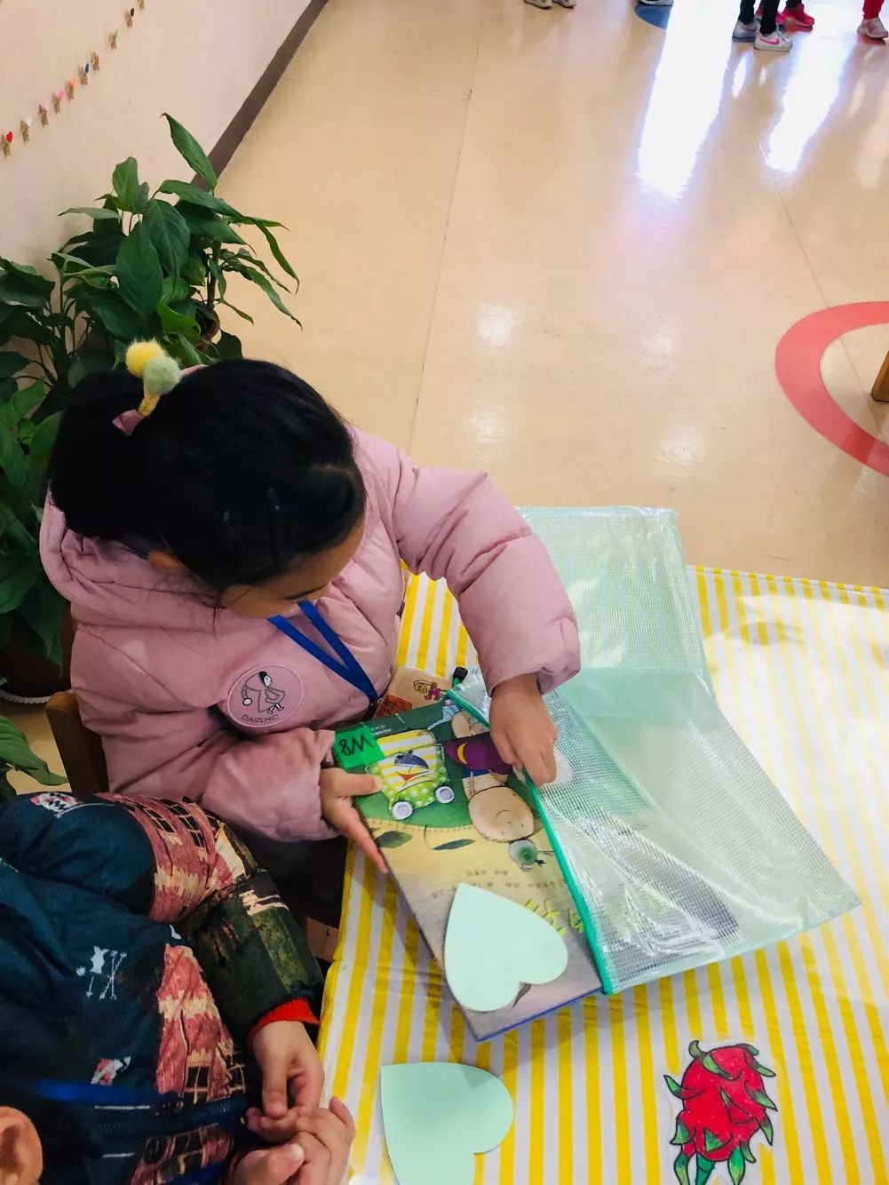 好书共阅书香满园记第一实验幼儿园新上海园区图书漂流活动