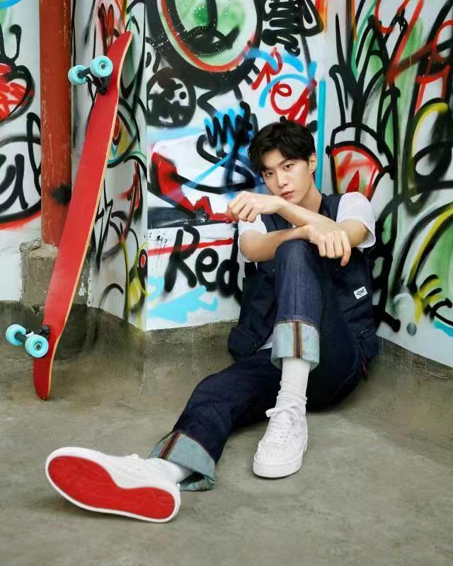 12月11日,范丞丞的一组照片曝光,他身穿牛仔裤短袖搭配马甲,脚踩滑板
