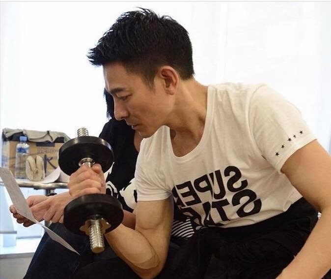 心态是不老的秘诀,58岁刘德华穿大衣出境,这顶帽子戴的格外可爱