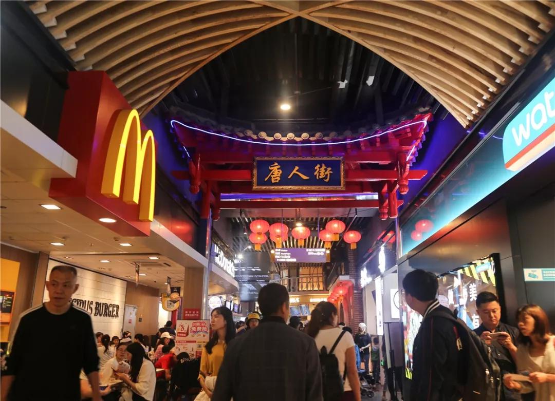 这是贵阳打造的首座4d沉浸式特效"天幕"美食街区,长达60米的天幕会