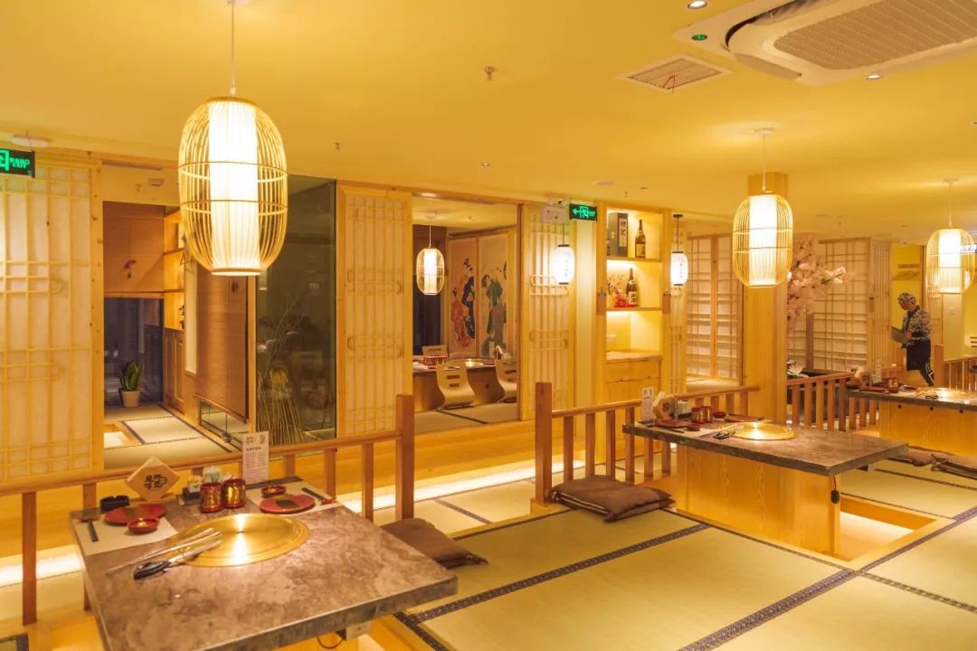 1912冲破次元壁的日料店 两副面孔骚炸天!