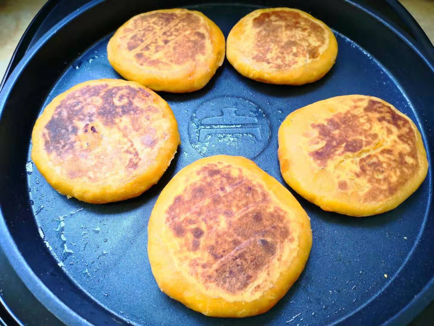 7,柿子饼一面煎至金黄后翻面,再把另一面煎至金黄,饼熟透即可.