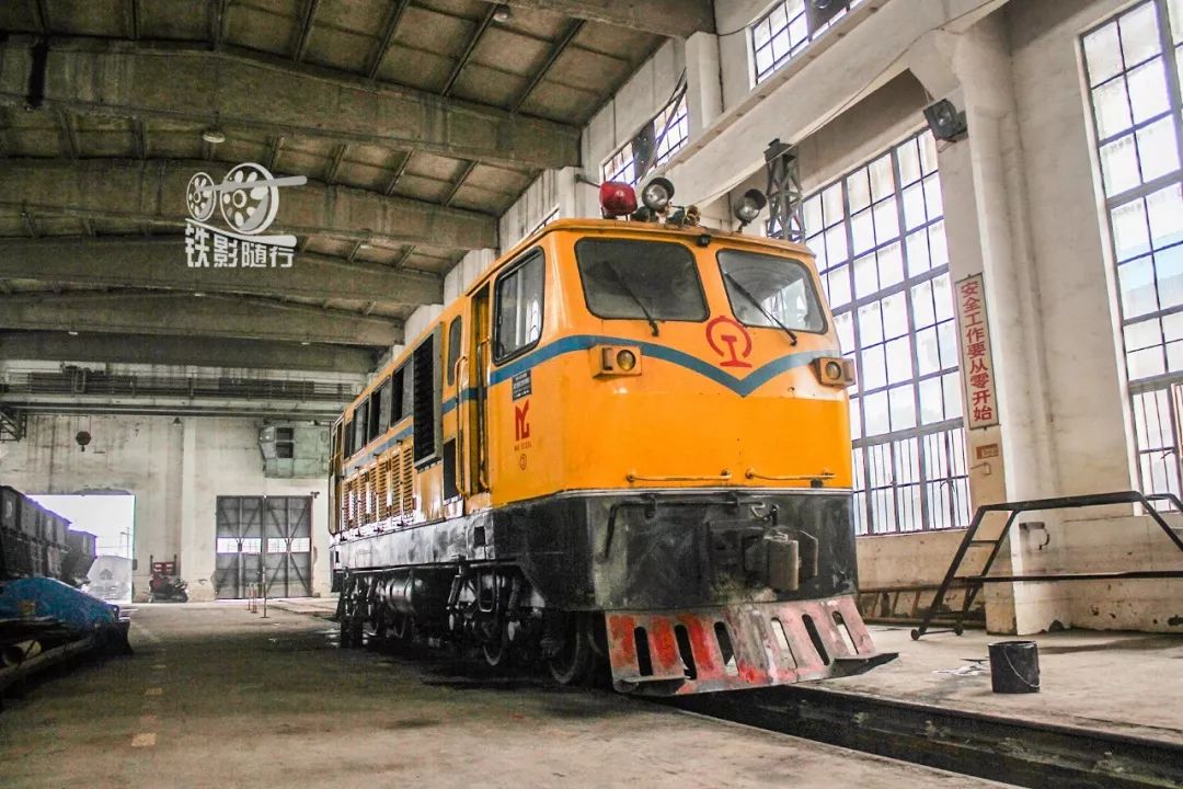 张亦航)tk-1号车(拍摄:张亦航)桃冲铁矿共有3台jmy380fd型内燃机车,由