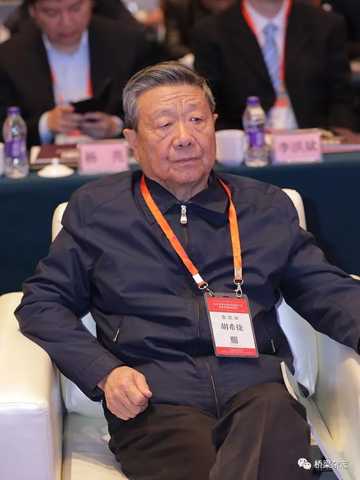 出席开幕式的有:交通运输部原部长黄镇东,原副部长胡希捷,交通运输部