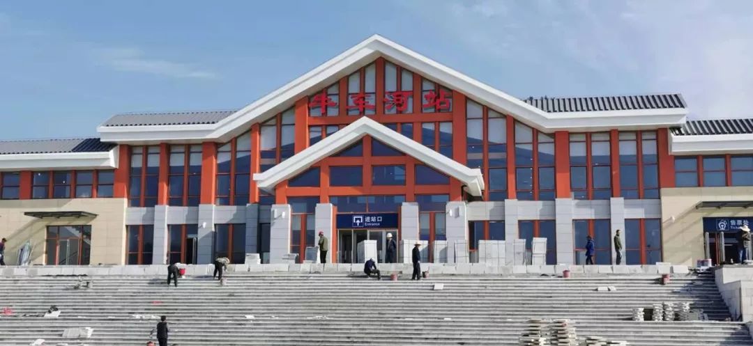 黔张常铁路试运行进行时牛车河站坐落在三市四县的诗与远方