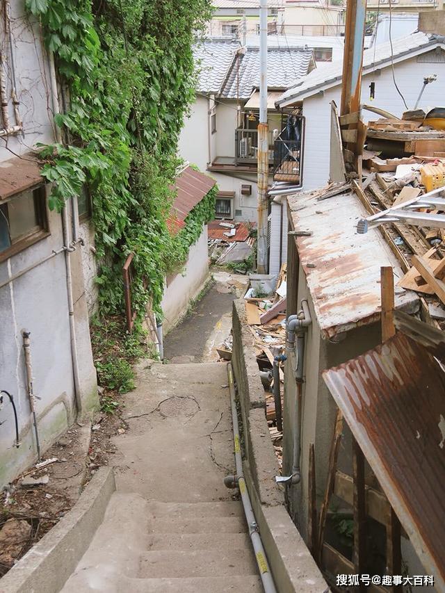 日本最大贫民窟,藏于超级大都市中,警察局像个武器库!