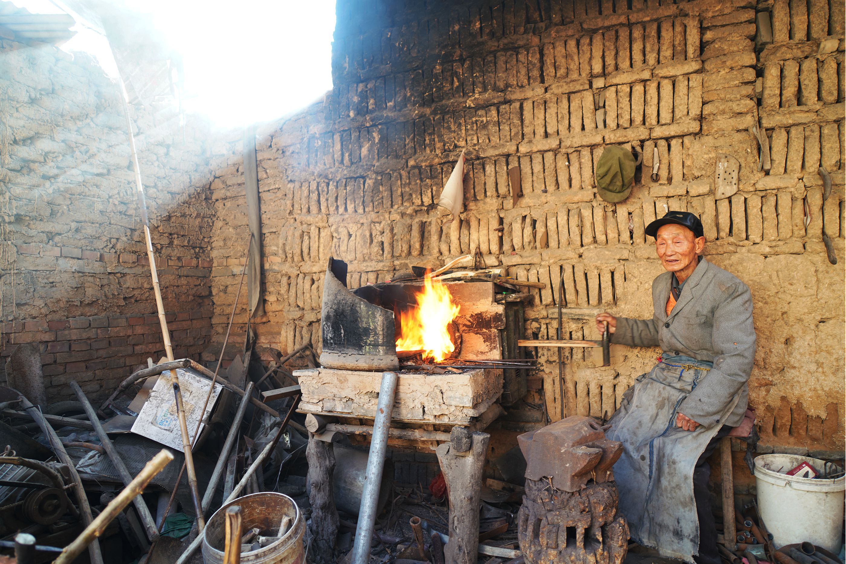 原创5岁跟父亲逃到山西,育有4个孩子,他9旬还在打铁,咋回事