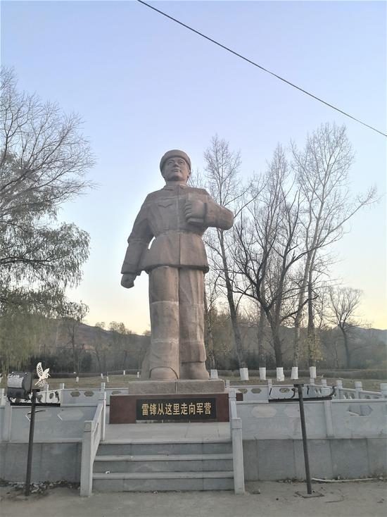 辽阳市弓长岭区添网红打卡地!雷锋公园荧光炫彩跑道梦幻启幕