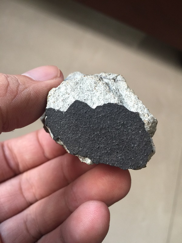 硅酸盐矿物与铁镍金属几乎各占一半的石-铁陨石,主要由铁镍金属矿物