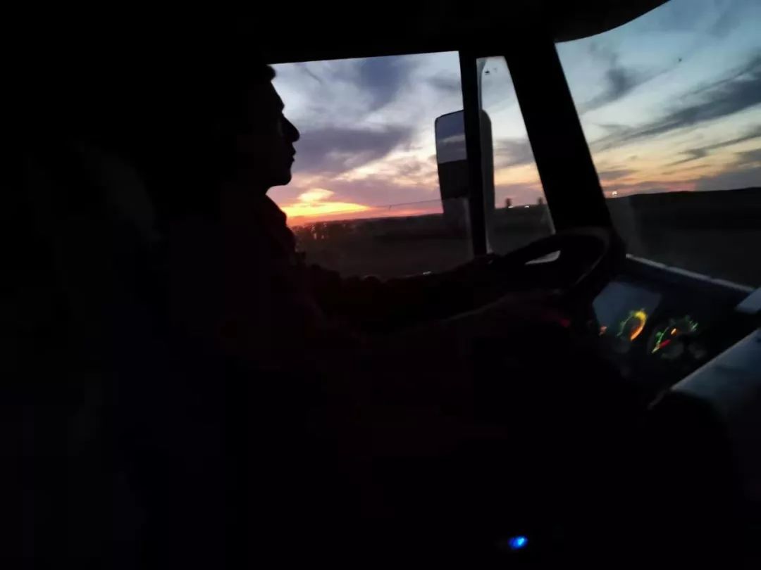 从凌晨出发,在夜幕中归家,日出而作,日落不息.