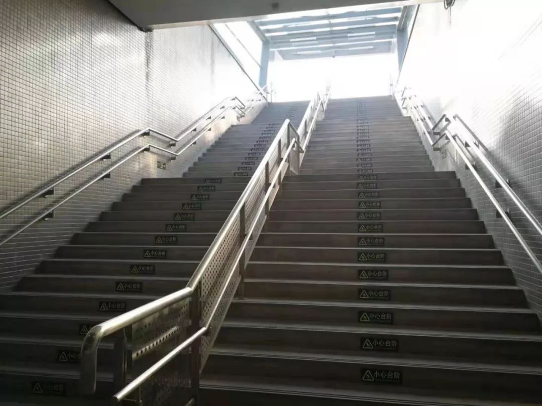 地下通道仅有步行楼梯重要提醒文/本报记者组