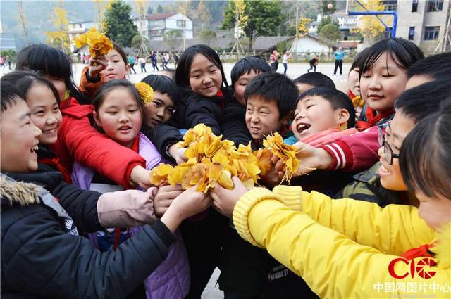 重庆市云阳县彭咏梧小学手工社团“编织秋天童话”(图3)