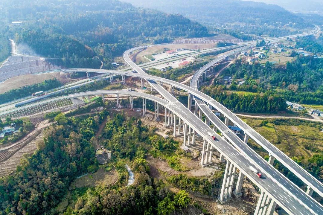 通车啦80万秦巴山区群众圆了高速梦