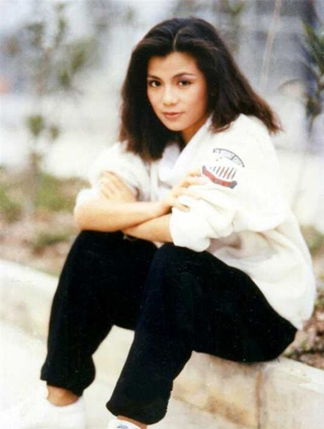 翁美玲的这几张照片,尽显了艺人同事们眼中的运动健将之风