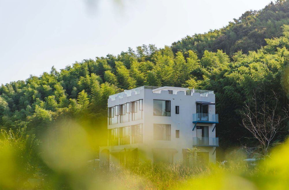 群山起伏,层峦叠嶂,在一片翠绿晴朗之中与『莫干山玥屹山居』相遇.