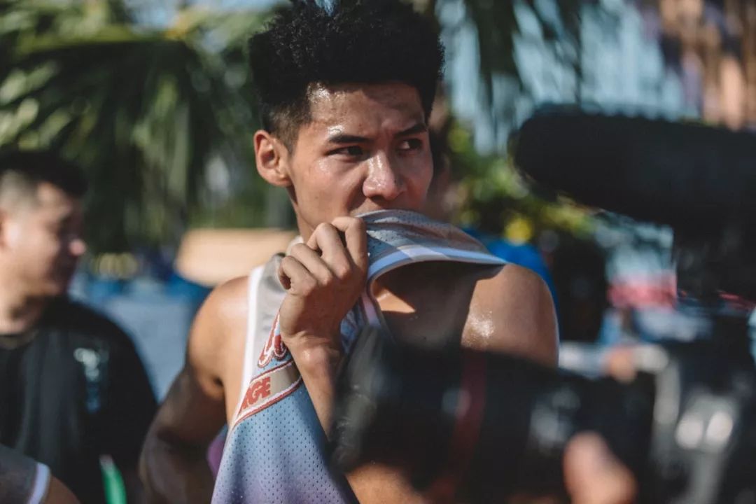 唐日辉,李观洋,麦子键和"头盔哥"这一组第一场就遭遇了失利,也让他们