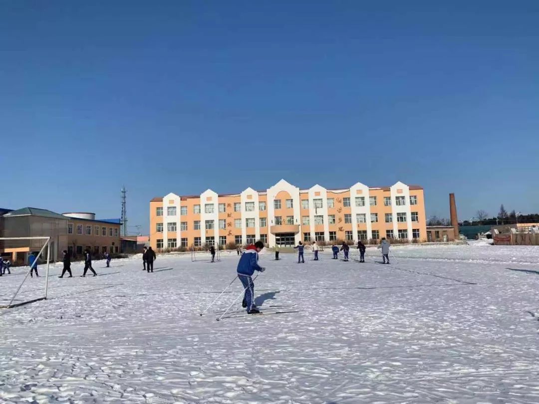 冰雪运动进校园 这个学校的体育课太酷!