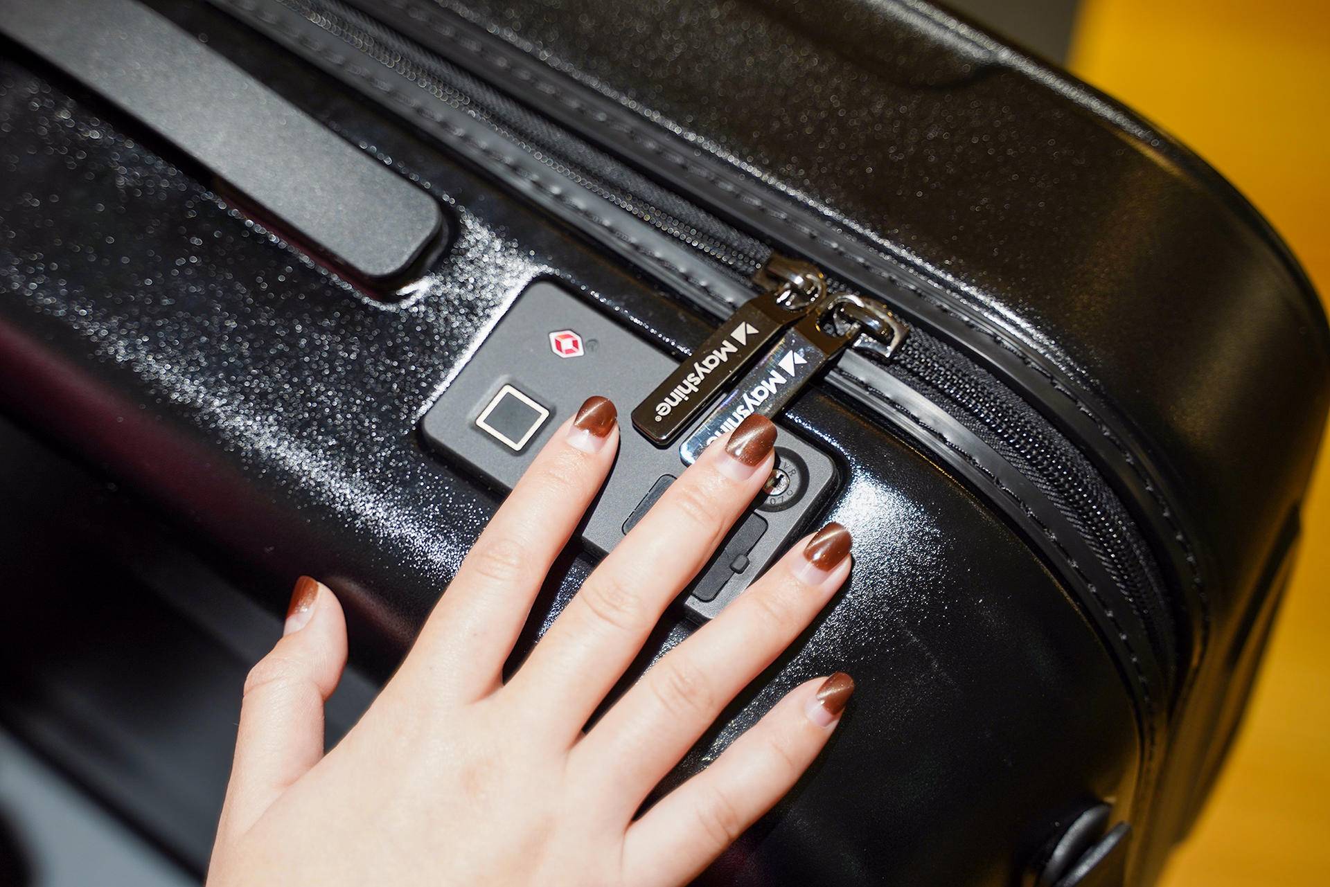 用指纹解锁行李箱是一种怎样的体验美炫mayshine行李箱内有真人出镜