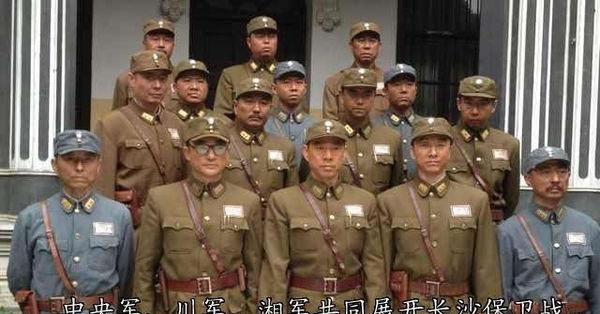 為什麼抗日時期國民黨軍隊軍服有黃色和藍色的