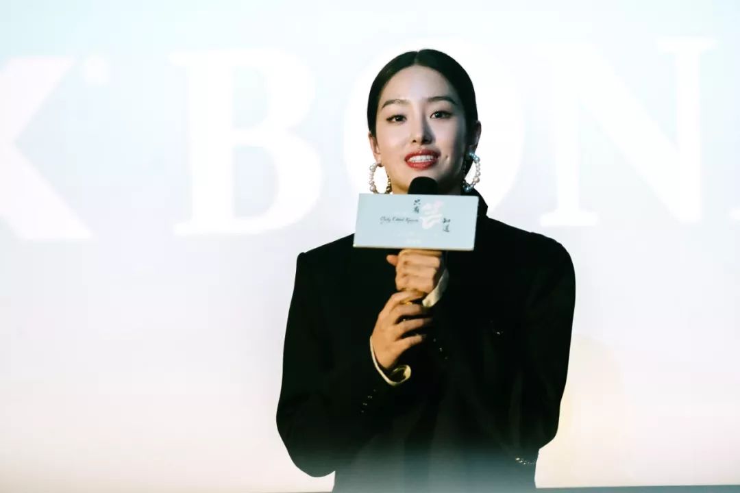 只有芸知道冯小刚时隔两年再出暖心贺岁佳作我们和主演黄轩聊了聊