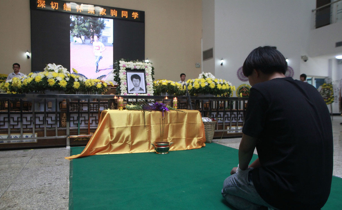 女子被玻璃砸死,350万遭拒赔!10家保险公司:她非正常死亡不赔