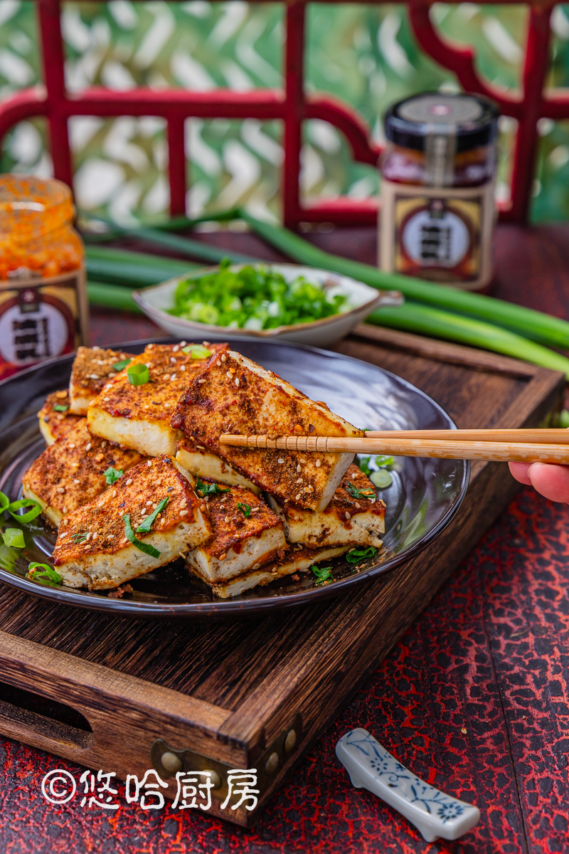 小贴士:酱料里面加一点腐乳油,可以让豆腐表皮不干.