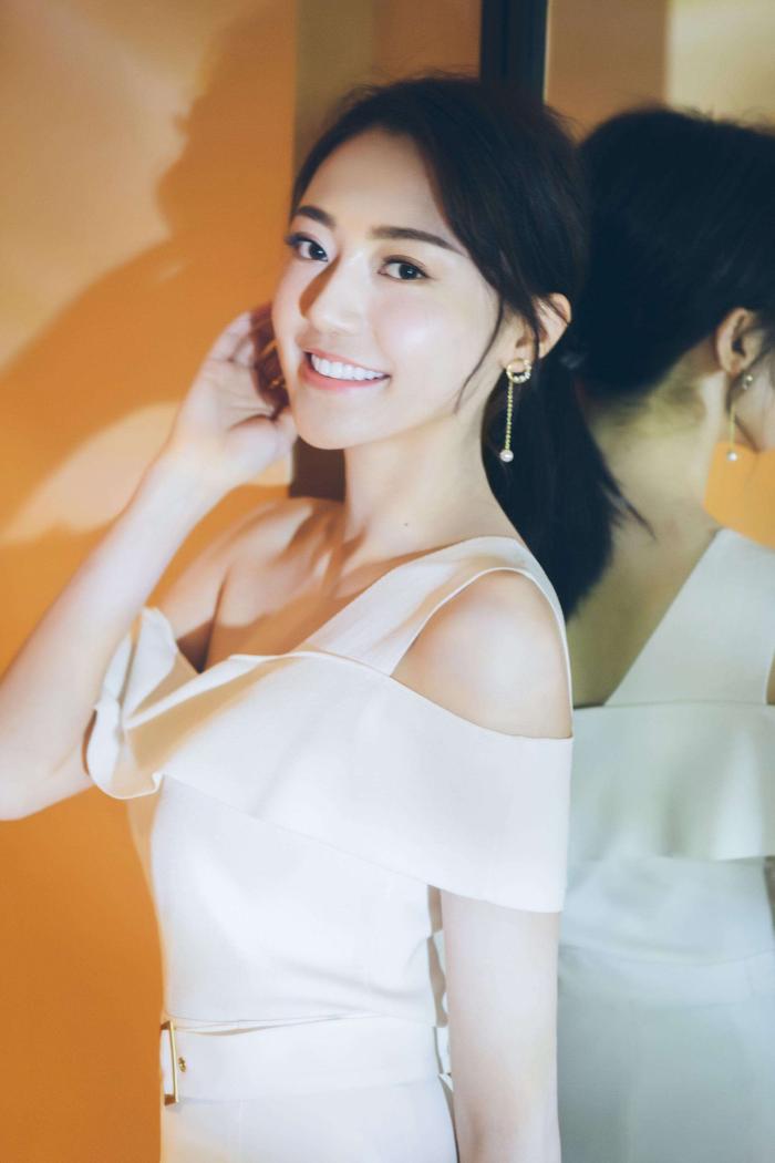 明星黄梦莹,娱乐圈影视女演员,被誉为"完美女神"