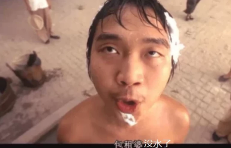 是他的代表,后来退居幕后,成为了著名导演,可以说他就是为电影而生的!