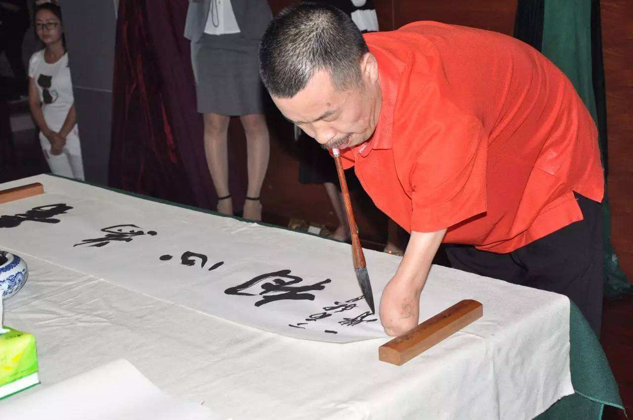 苦练书法30年获网友盛赞,专家却称不是艺术_张文佑