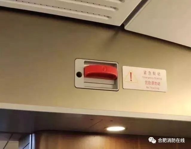 一:取出灭火器步骤二:拔掉保险销步骤三:用力压下灭火器手柄步骤四:将