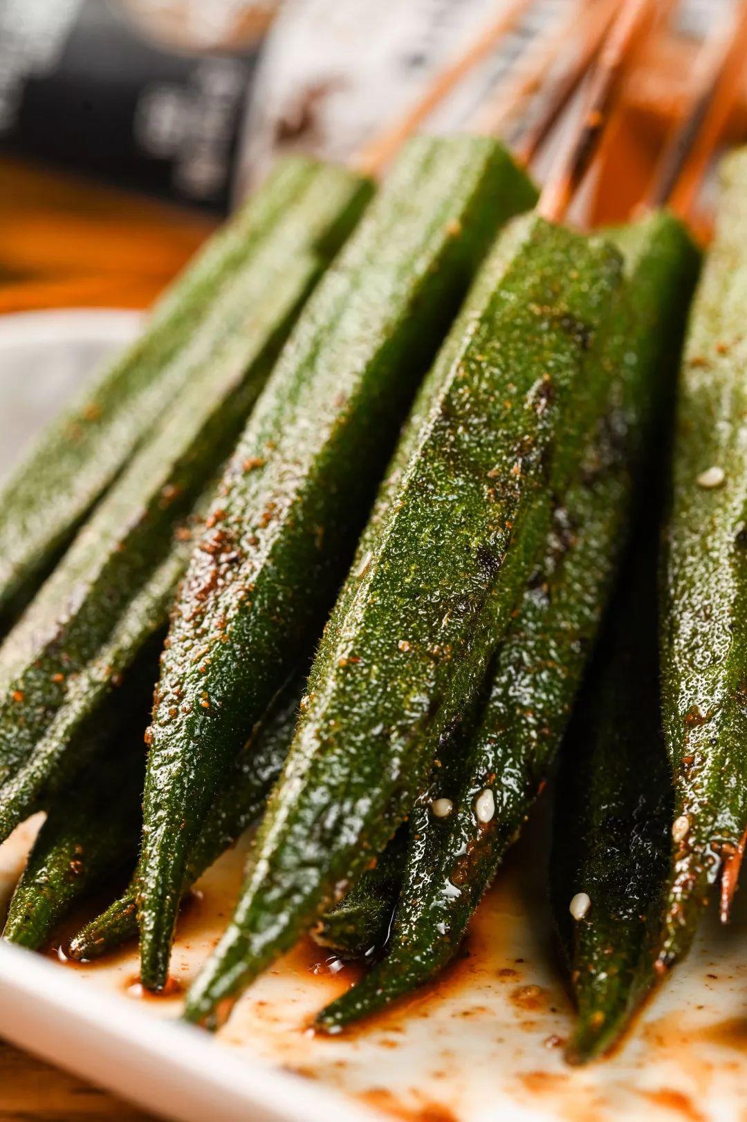 伴着孜然香的秋葵和茄子咸味辣味适中,胖十斤也要点多两串