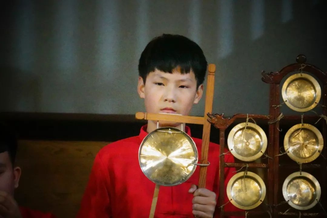 北环路小学的小学生联合吹奏的《古乐联奏》,一群孩子捧起笙进行吹奏