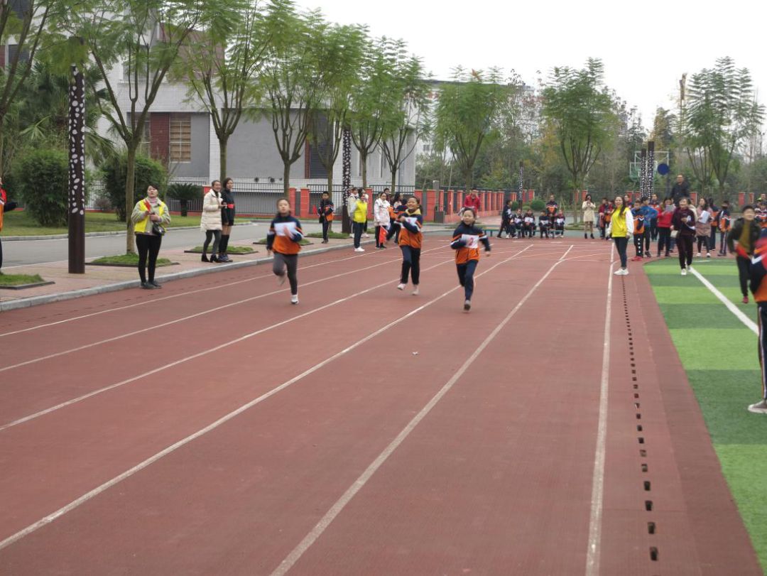 武胜县嘉陵小学举行冬季田径运动会