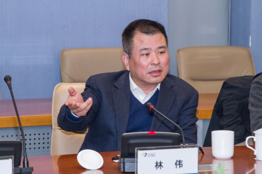 党群工作部部长杨峰结合ppt详细汇报了集团产业工人队伍改革的举措和