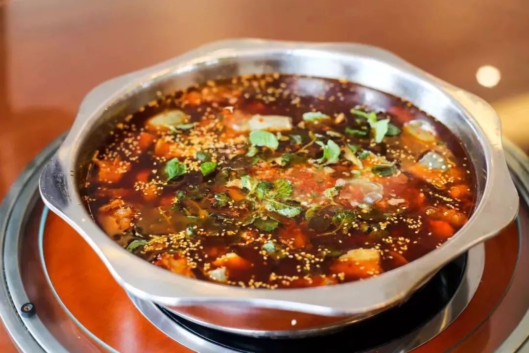 靠山有山珍,临水有河鲜,水泊渡生态河鱼火锅,是健康与美味的代名词.
