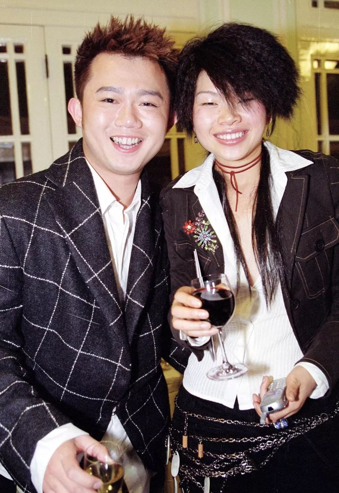 业界颇有名气的造型师李东田,邀请她作为公司的形象代言人,并为她量身