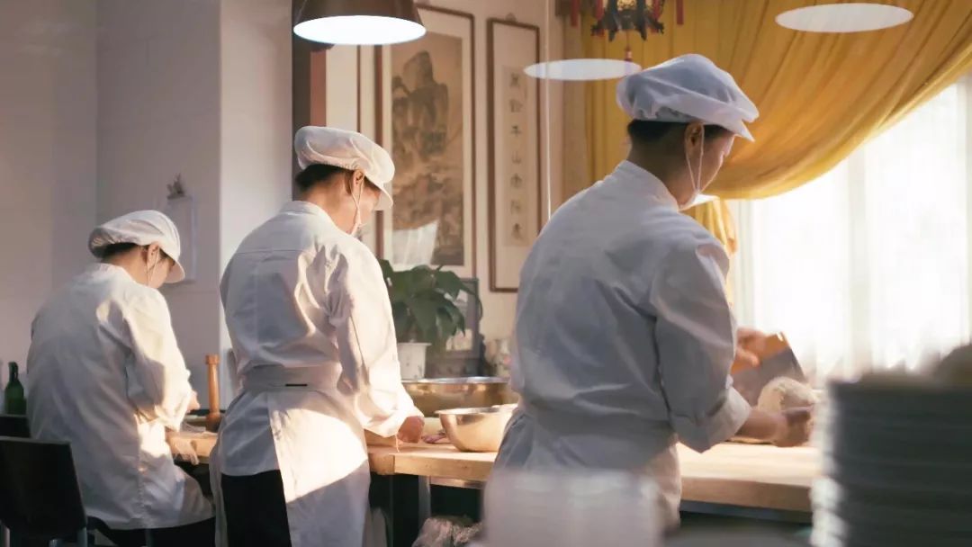 饽饽铺的创始人王希富老先生出生于御厨世家,是满汉全席的传承人.