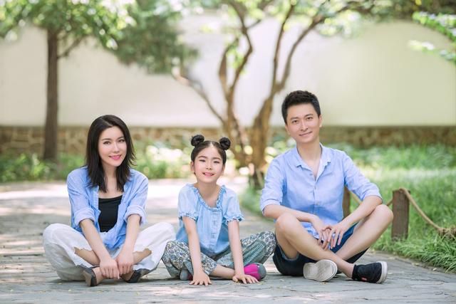 最美笑容李昕融一家齐聚开门大吉唱响你笑起来真好看