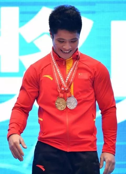 举重世界杯水头李发彬获男子61公斤级抓举和总成绩冠军