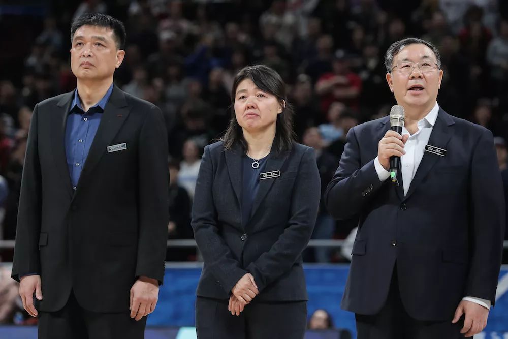 cba联赛首钢男篮永久退役吉喆球衣51号与冠军旗帜并肩高挂