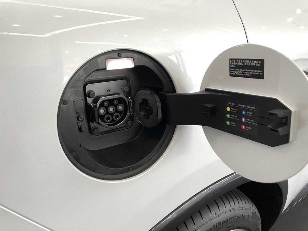 phev车型只支持交流慢充,充电接口位于车身右后侧.