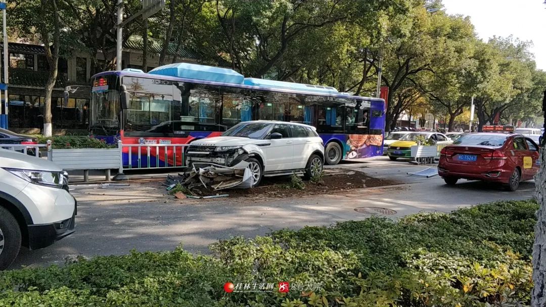 突发一天之内桂林四起交通事故撞人撞车撞栏杆撞绿化带