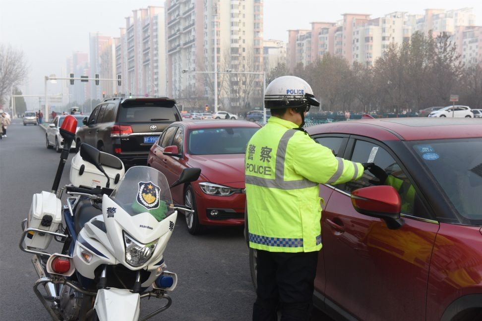 "贴条"抓拍,清理商贩……保定交警大力度整治这一路段违停!