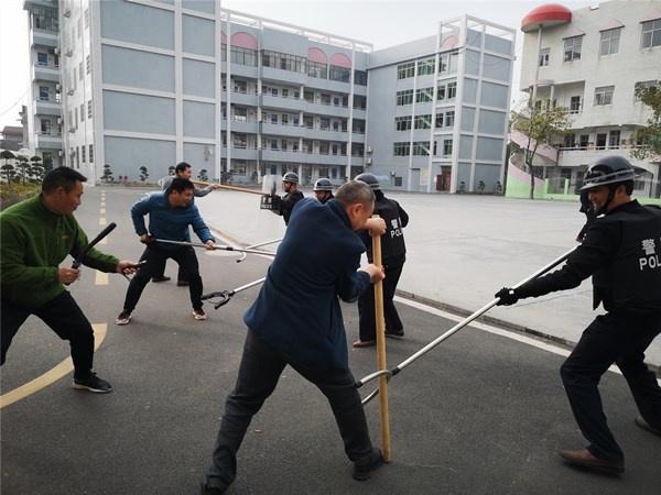 沅陵县鹤鸣山小学开展2019反恐防暴应急演练(图1)