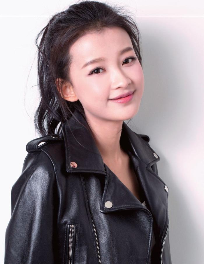 明星孙怡,娱乐圈偶像演员,长相靓丽,笑容甜美,阳光开朗,清纯可爱,气质