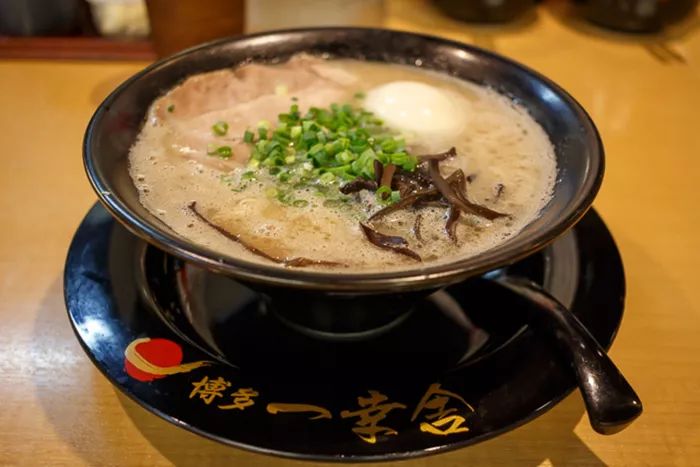 博多拉面多采用直而细的面条,配以熬制成乳白色,浓稠的豚骨汤.