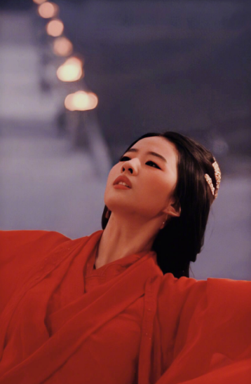 刘亦菲最新大片曝光 微微回眸现侧颜杀眼神超