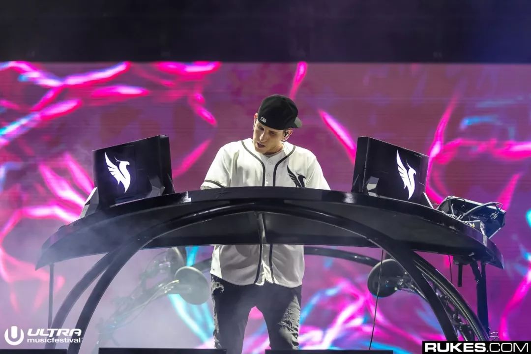 看似给人正能量的阳光男孩实则 illenium 曾经也曾跌入地狱在去年八月