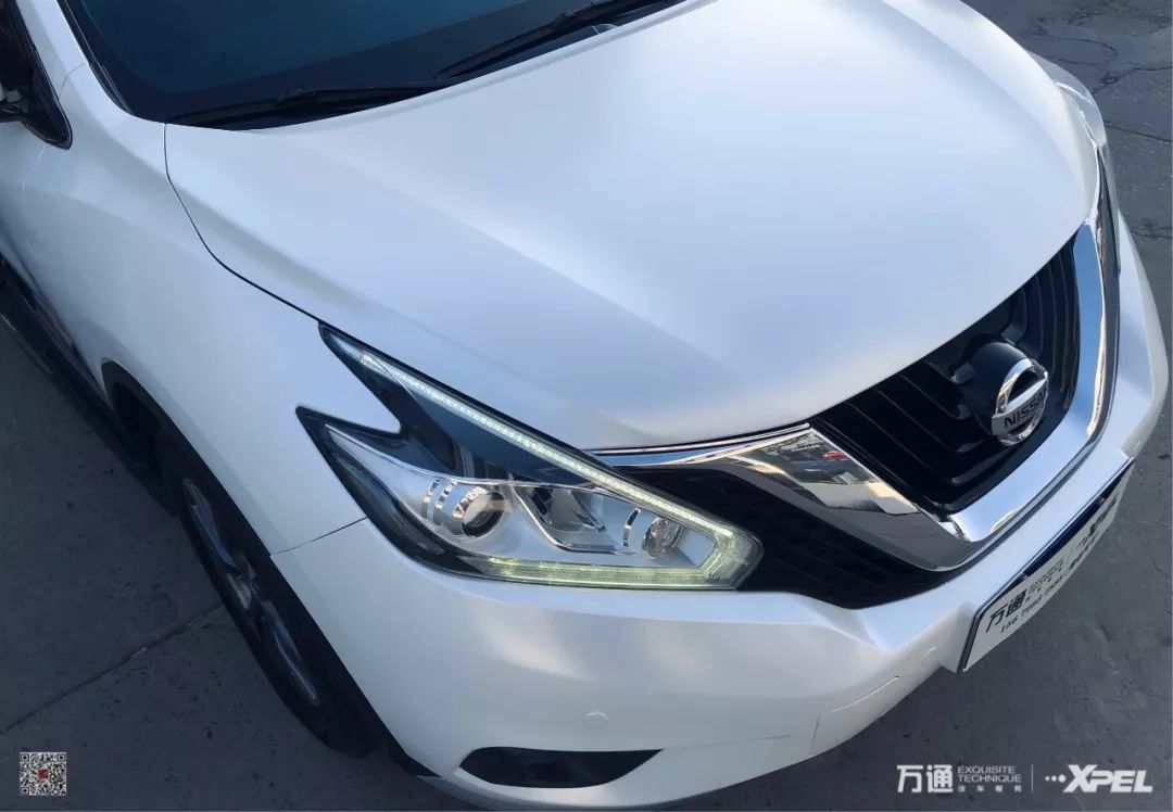 就形成了悬浮车顶的视觉效果,当下这样的设计还是很时髦的,不少 suv