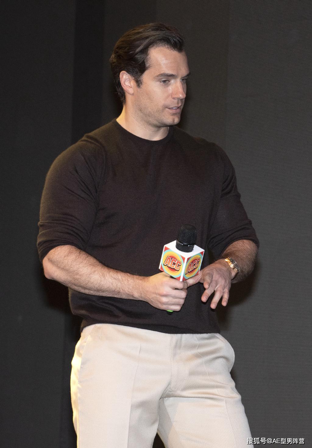 原创超人秃了36岁大超亨利卡维尔现身活动m字发际线超明显